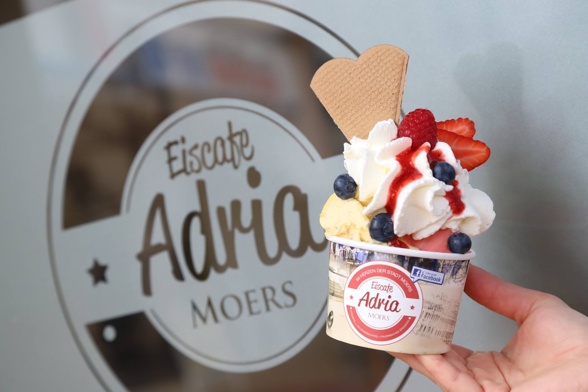Eiscafe in Moers | Frisch zubereitetes Speiseeis mit und ohne Früchten